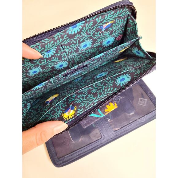 Vera Bradley RFID MOONLIGHT GARDEN 2019 Turnlock Wallet 2019 NWOT BLUE Floral‎ - Picture 3 of 4